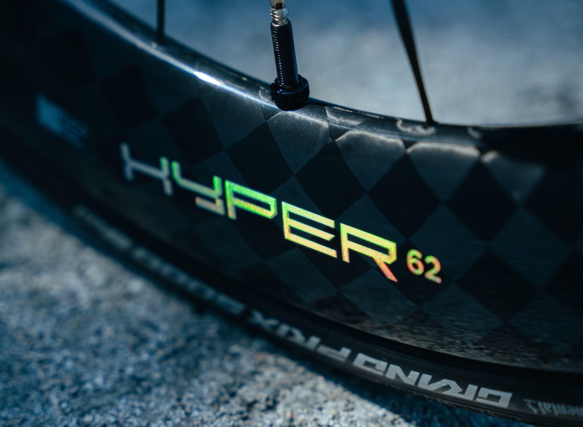 62 mm de profondeur et pesant moins de 1300 g, Black Inc lance les roues Hyper 62 à 4 599 €