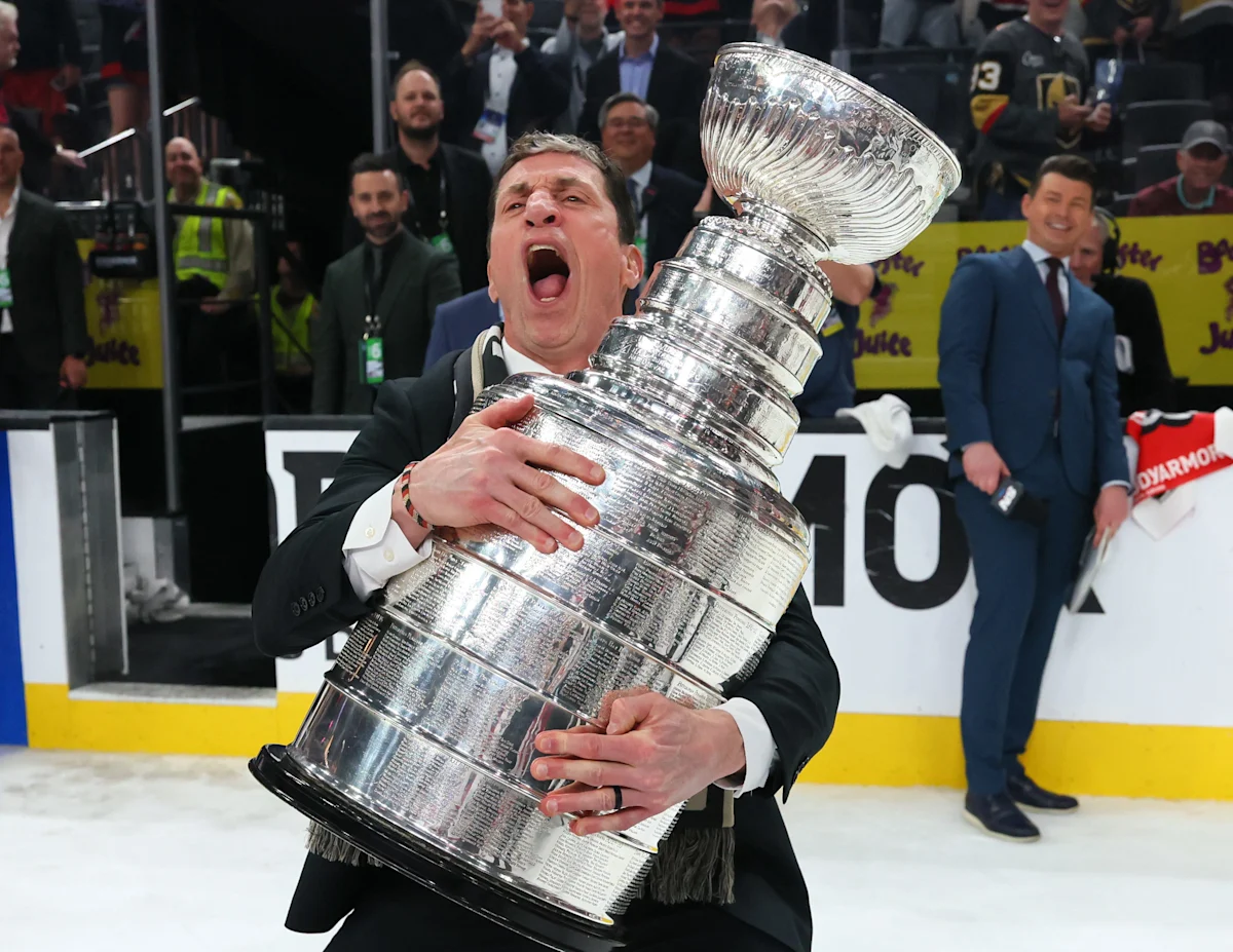 À regarder : Rod Brind'Amour soulève la Coupe Stanley à 20 ans d'intervalle en tant que capitaine et entraîneur