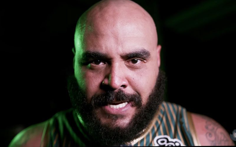 AJ Francis accuse les fans d'avoir transformé les sorties de la TNA en faux drame