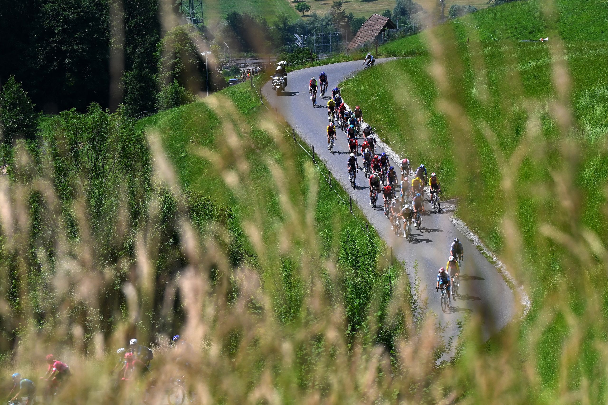Alors que l’Europe s’effondre, devrions-nous reconsidérer notre vision des courses cyclistes, en particulier du Tour de France ?