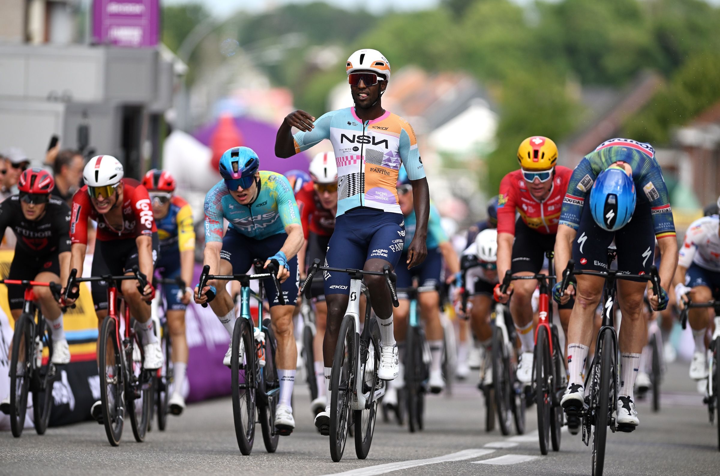 Baloise Belgium Tour: Biniam Girmay remporte la première étape d'un sprint de groupe très disputé