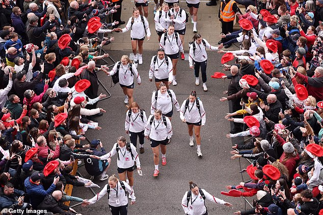 Les supporters se sont rassemblés samedi pour regarder l'équipe féminine d'Angleterre à Twickenham. Il y avait une foule de 77 120 personnes, la plus nombreuse de l'histoire du Tournoi féminin des Six Nations.