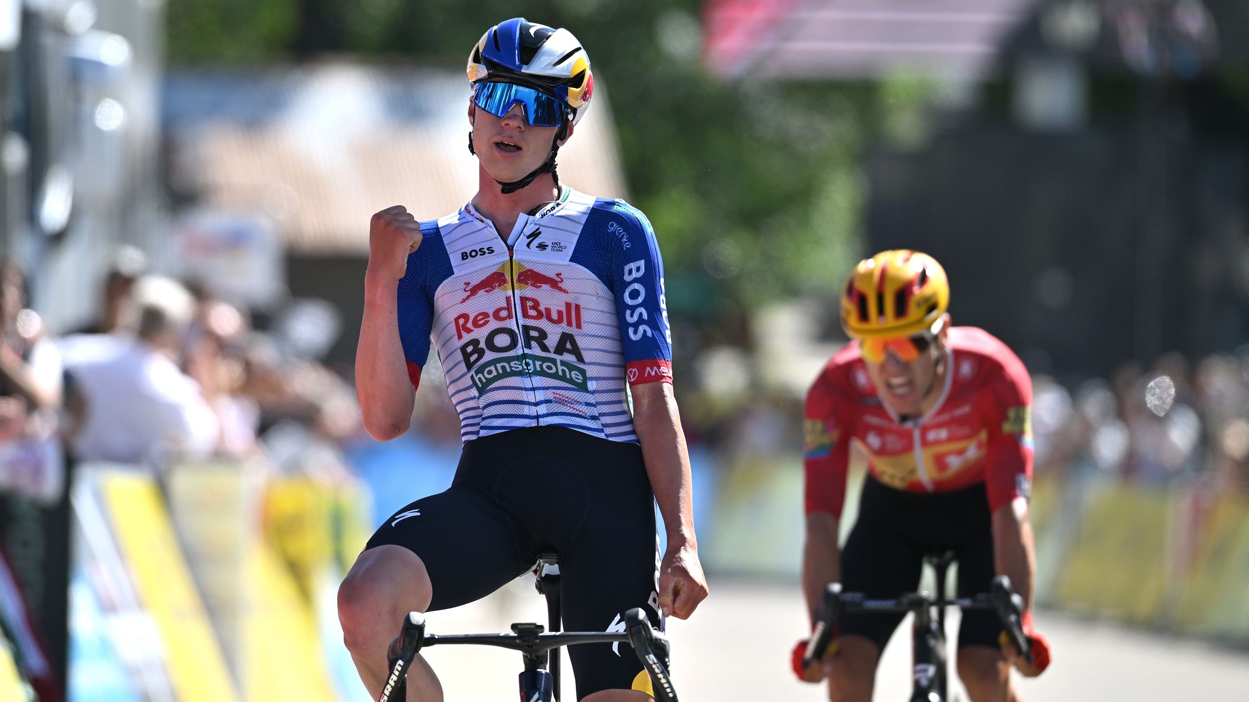 "C'est l'un des plus beaux jours de ma carrière" : Maxim Van Gils remporte la victoire dans la sixième étape "folle" du Tour Auvergne-Roine-Alpes