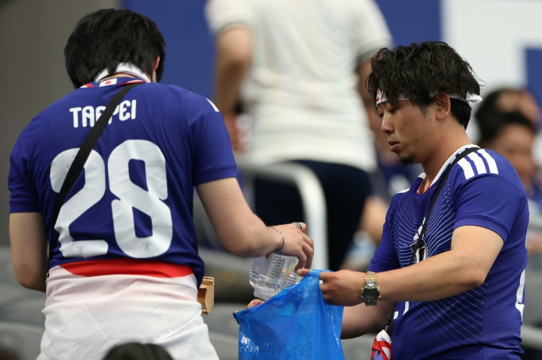"C'est notre culture" : les supporters japonais nettoient le stade de la Coupe du monde