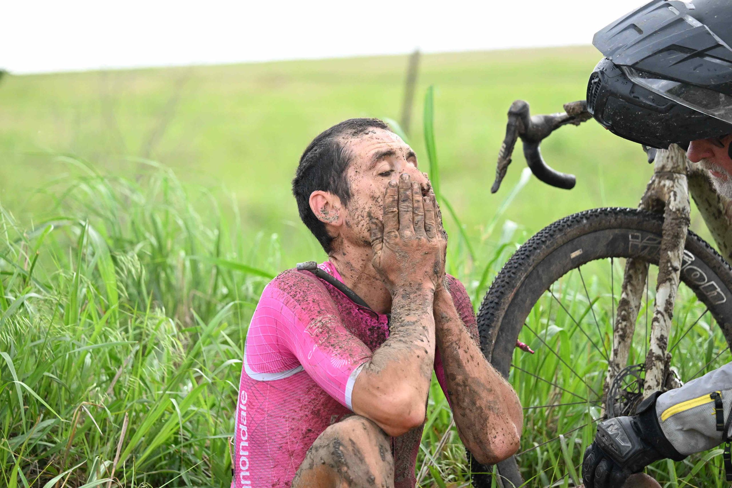 « Cette tempête de pluie qui est arrivée a tout changé » : un inventaire des accidents, des mécanismes et du chaos du parcours dans une édition 2026 boueuse de Unbound Gravel