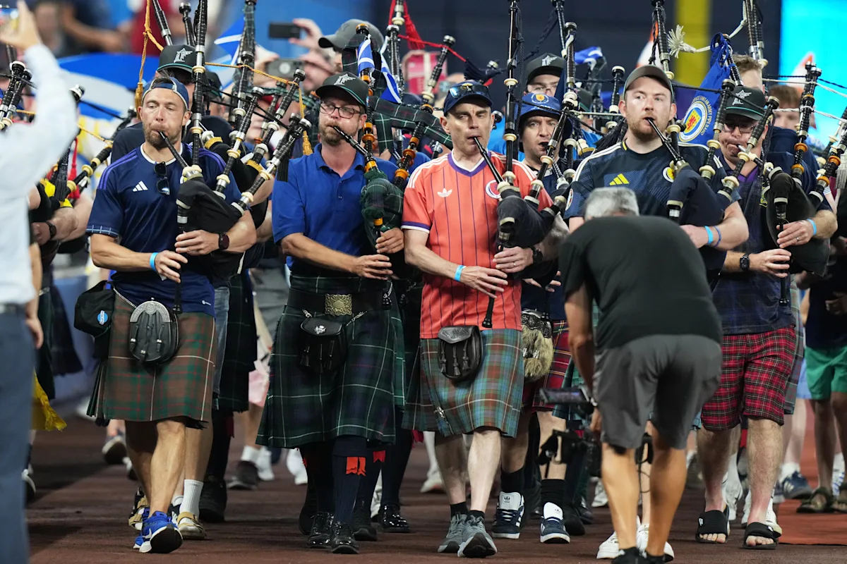 Cornemuses et kilts inondent le stade alors que les supporters écossais transforment un match des Marlins en fête