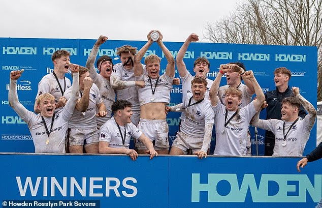 Les élèves de l'école de Stamford célèbrent leur victoire au trophée Vase 2024 des moins de 18 ans, après avoir terminé en tête d'un peloton de 220 écoles.