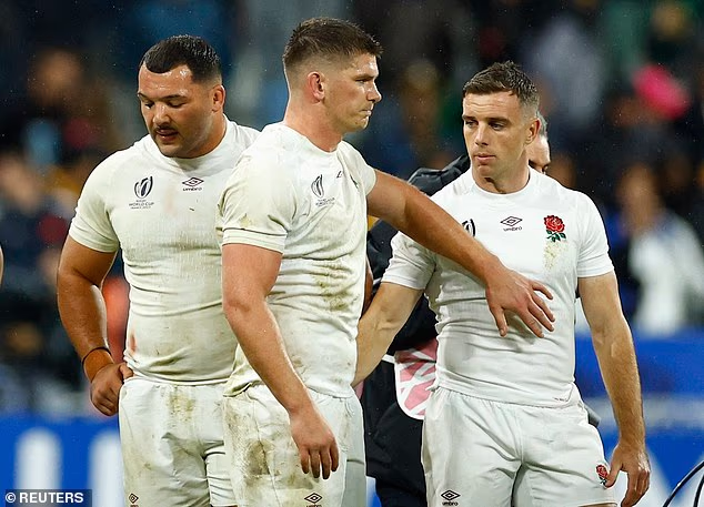 Un Ellis Genge abattu (à gauche) aux côtés d'Owen Farrell et de George Ford après la défaite finale de l'Angleterre contre l'Afrique du Sud en demi-finale de la Coupe du monde 2023.