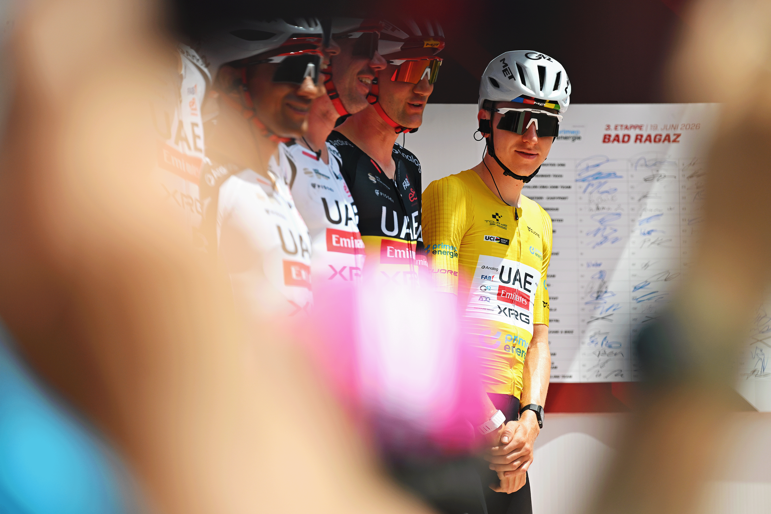 "Elle veut que je ramène ce maillot à la maison": Tadej Pogačar continue de courir avec plus de motivation sur le Tour de Suisse après la chute de sa partenaire Urška Žigart