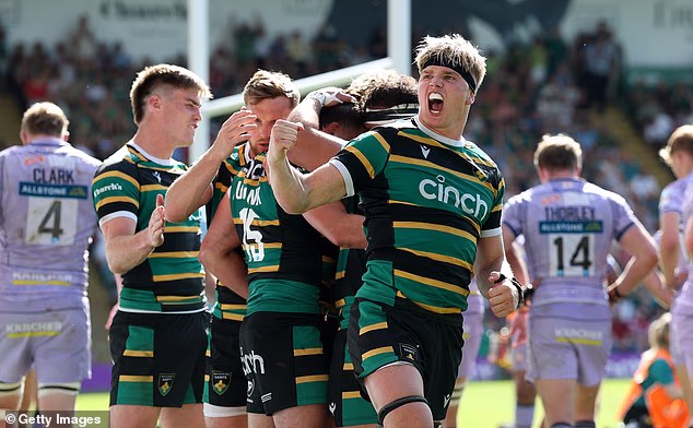 Les Northampton Saints ont obtenu une place pour les barrages à domicile, mais il y a beaucoup d'intrigues avant le dernier tour des matches du PREM Rugby.