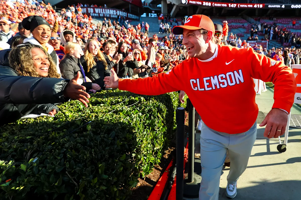 Football pour la fête des pères : quelles équipes appellent le papa Dabo Swinney de Clemson ?