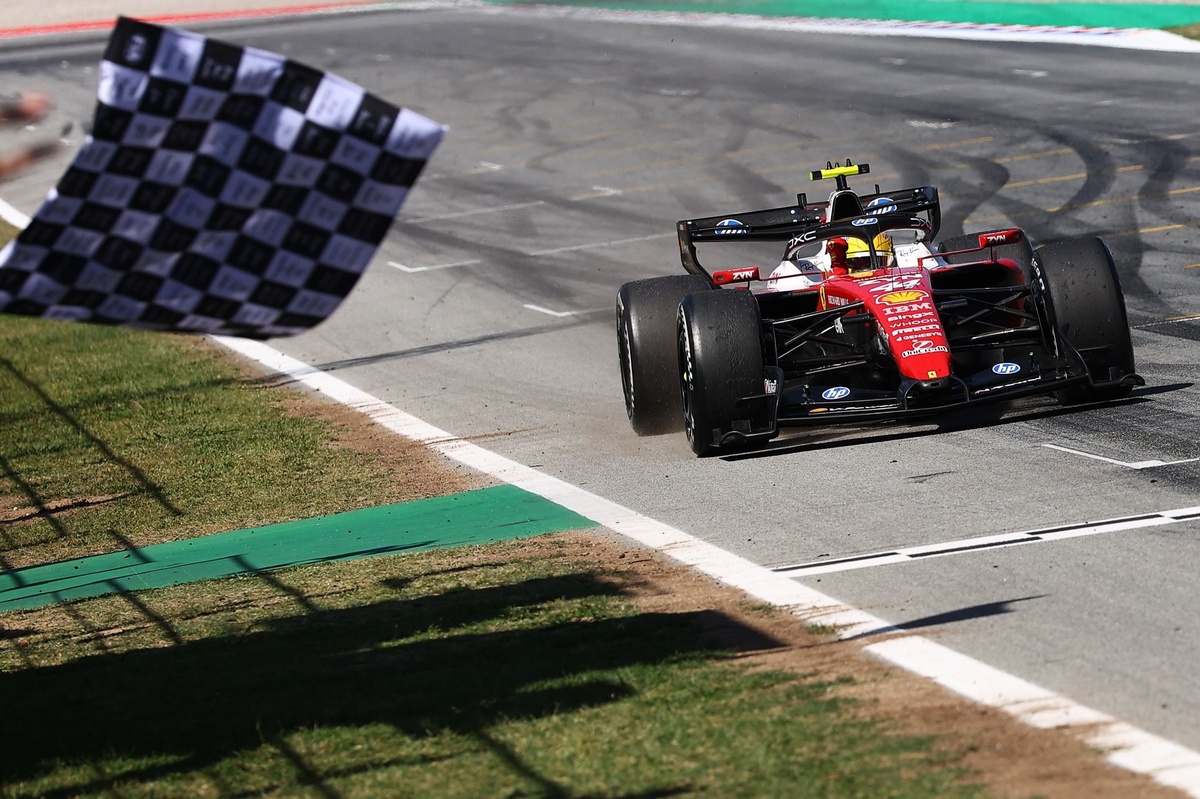 GP de F1 Barcelone: ​​Hamilton remporte la première victoire de Ferrari alors qu'Antonelli abandonne tardivement