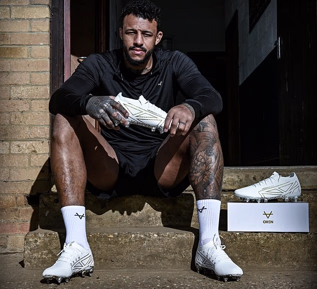Parmi les centaines de tatouages ​​sur le corps de Courtney Lawes, celui qui ressort le plus est un papillon de nuit tatoué sur son cou.
