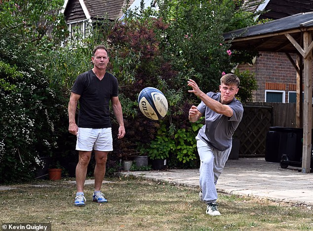 Kyran et Charlie Bracken chez eux à High Barnet, au nord de Londres. Charlie suit les traces de son père en tant que demi de mêlée aux Saracens