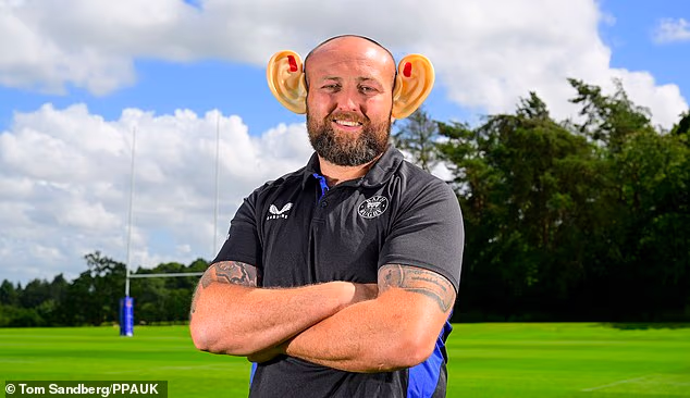 Tom Dunn de Bath pose avec ses oreilles de comédie sanglantes qui sont vendues pour récolter des fonds pour une œuvre caritative