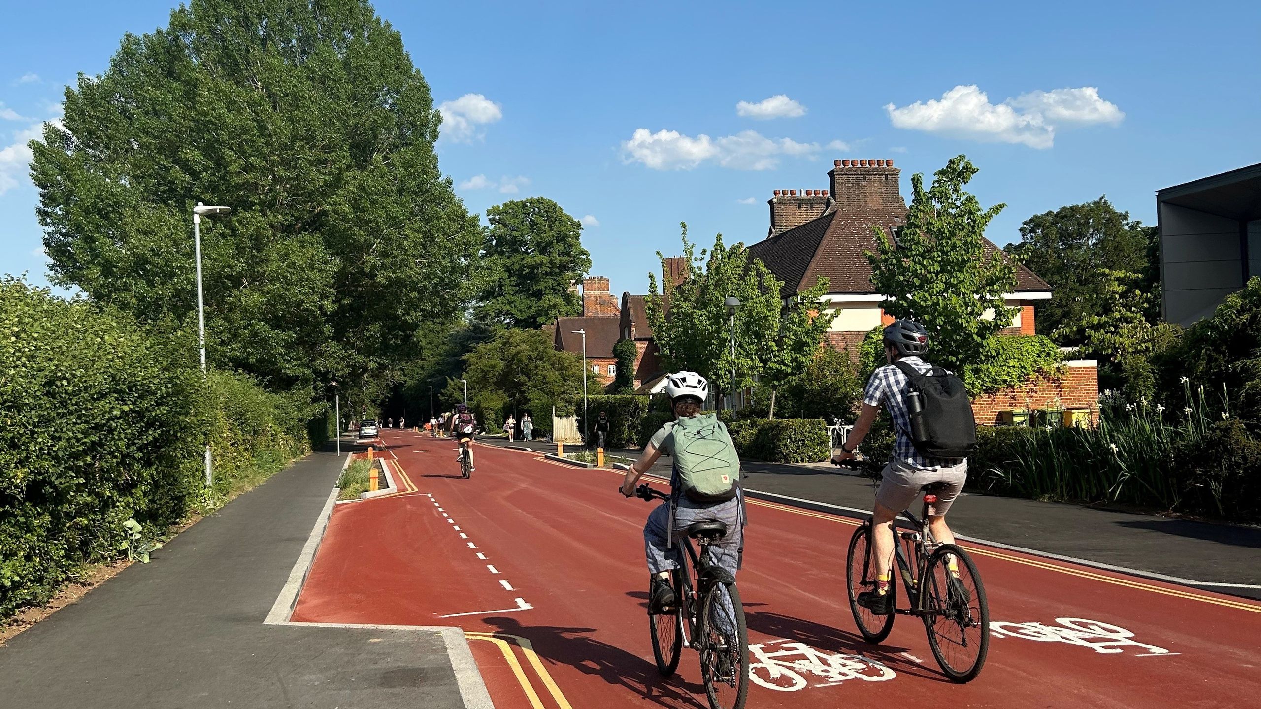 « Imaginez une route où les voitures ne peuvent pas dépasser les vélos » : la première « piste cyclable » d'Angleterre ouvre ses portes