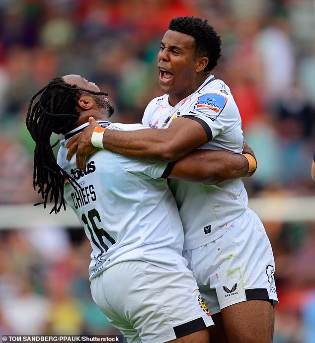 Mais il n'existe aucune autre aile du rugby anglais avec le rythme, la puissance de portage et la capacité de rupture d'Immanuel Feyi-Waboso (à droite)
