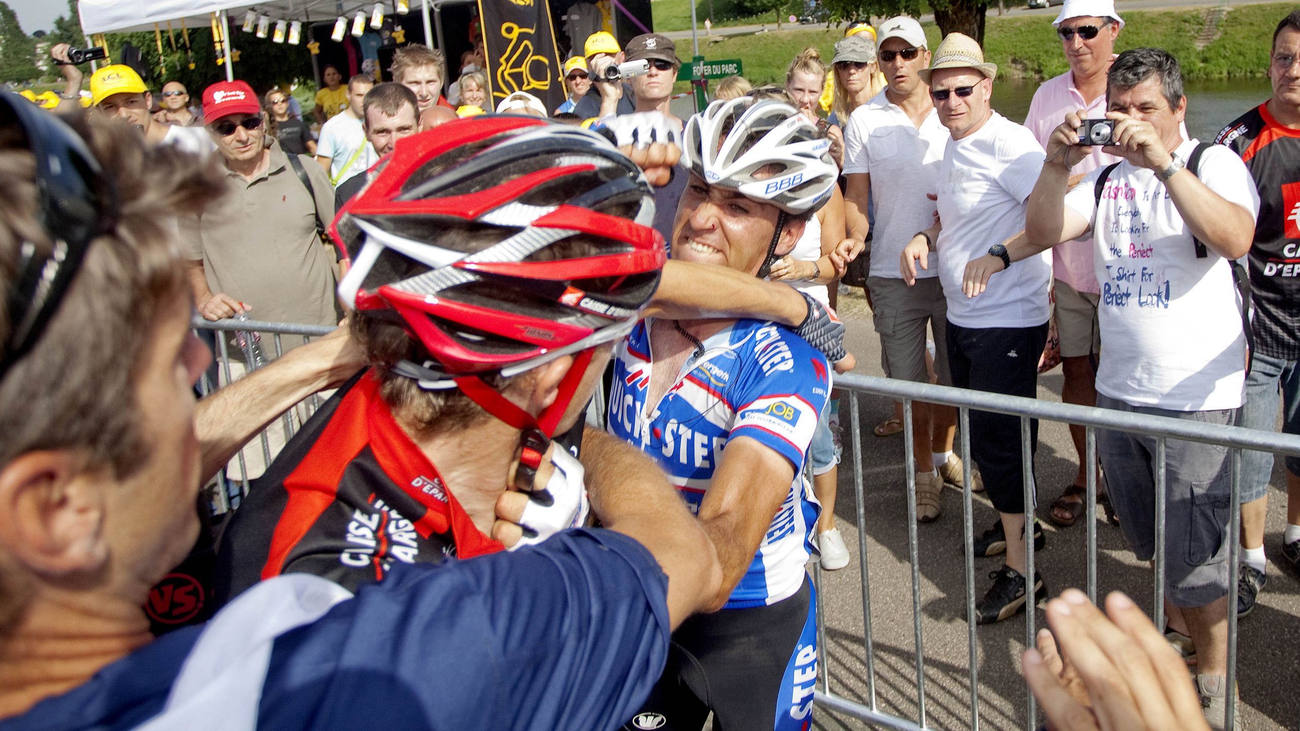 "J'ai réagi dans le feu de l'action" : sept fois nous avons vu des coups de tête et des coups de poing dans le peloton professionnel