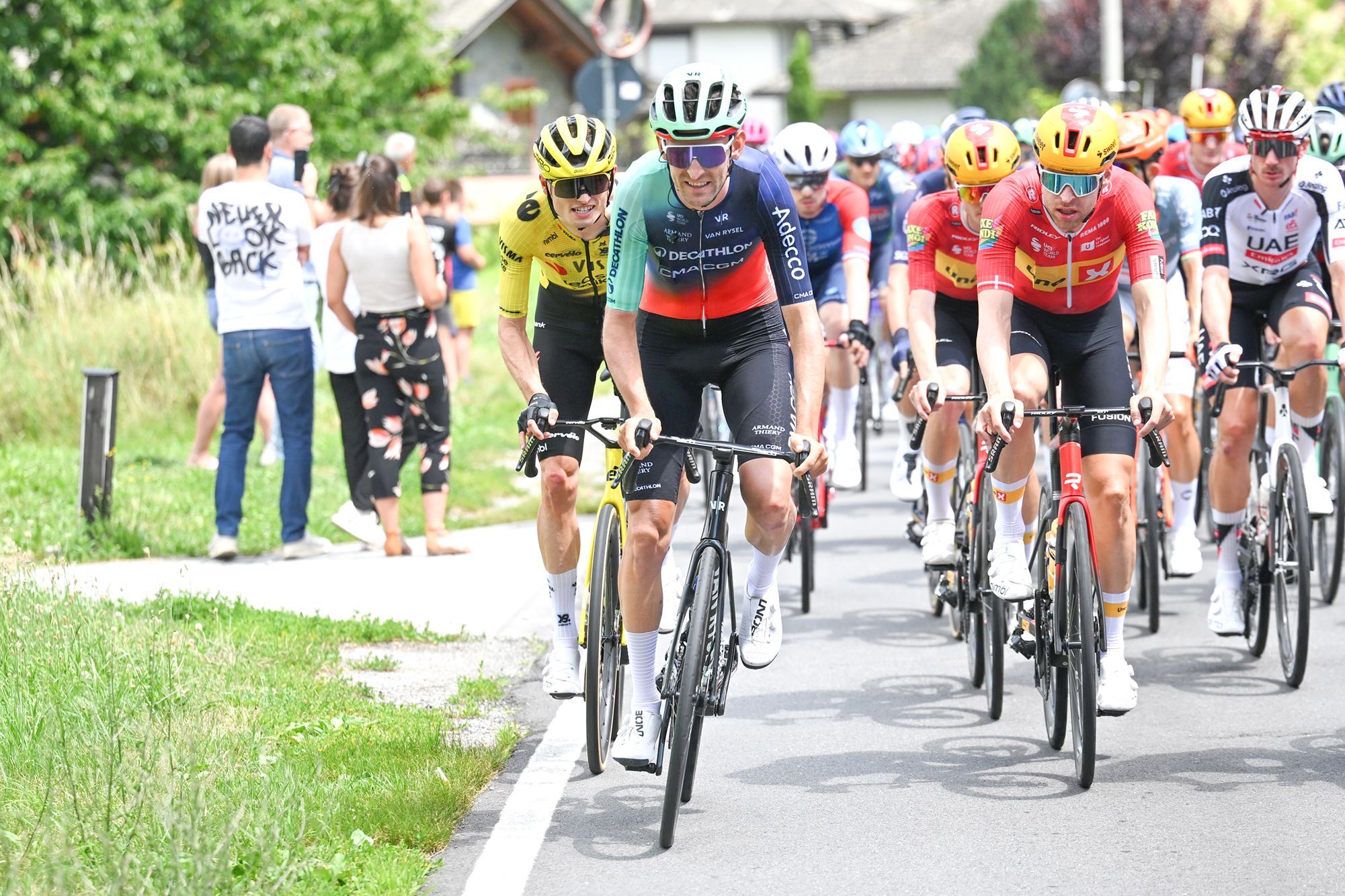 "J'espère être au départ du Tour de France si cette semaine se passe bien" - Tiesj Benoot fait enfin ses débuts chez Decathlon-CMA CGM sur le Tour de Suisse