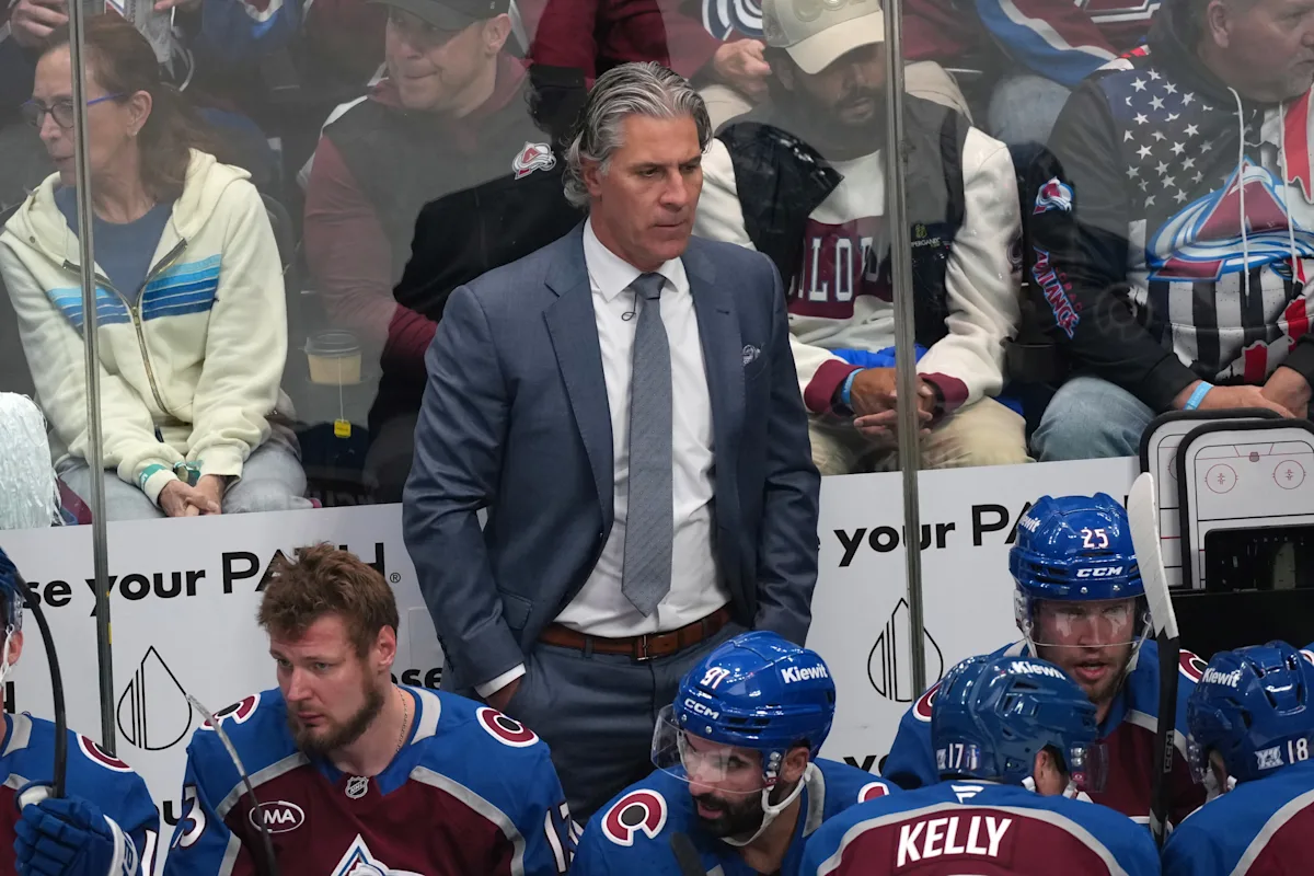 Joe Sakic soutient l'entraîneur de l'Avs Jared Bednar et prévoit de reconstruire avec le noyau dirigé par Nathan MacKinnon