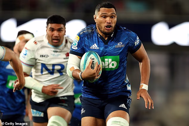Cameron Suafoa (photographié en train de courir avec le ballon pour Auckland) a révélé son diagnostic de cancer en phase terminale après que sa femme ait remarqué une bosse dans le dos après un match.