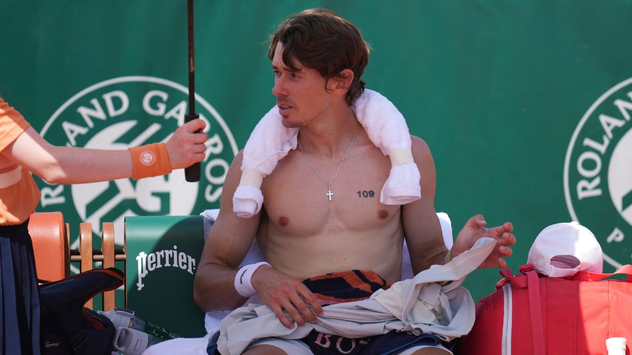 La vague de chaleur de Roland-Garros frappe les courts en terre battue et envoie les fans dans les arroseurs