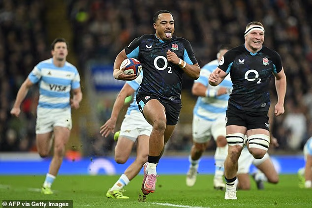 Max Ojomoh a été l'homme du match contre l'Argentine l'automne dernier, marquant un essai et fournissant deux passes décisives lors d'une victoire 27-23. Mais depuis, il n'a plus joué pour la Rose Rouge