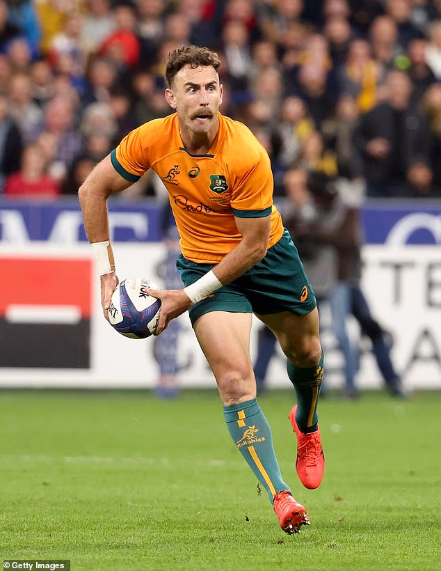 L'ancienne star des Wallabies, Nic White, a passé près d'un mois à l'hôpital pour lutter contre une septicémie potentiellement mortelle après une opération.