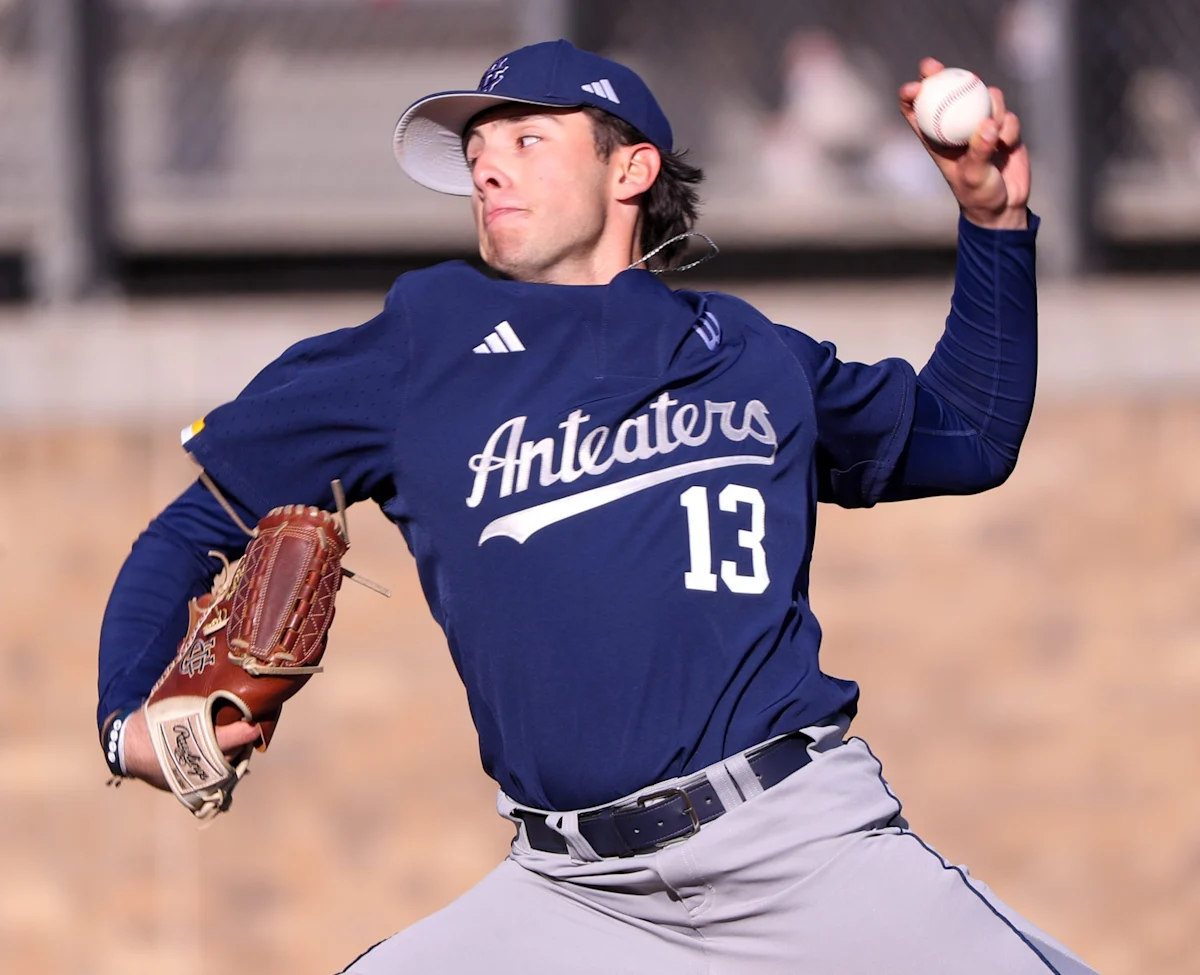 Le baseball du Tennessee ajoute le lanceur de transfert de l'UC Irvine, Ricky Ojeda