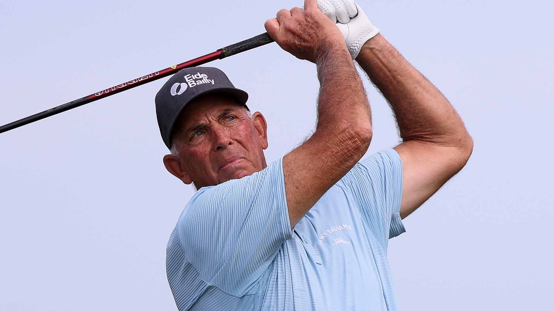 Le grand champion inflige une sévère punition au PGA Tour aux pros du LIV