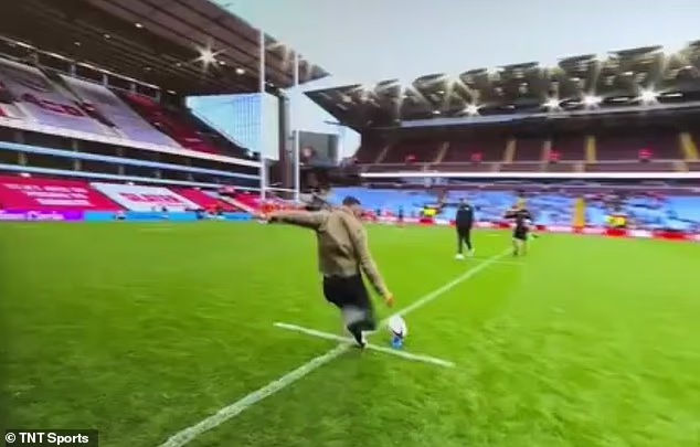 Le présentateur Liam MacDevitt a tenté une conversion dans le cadre d'une intronisation légère dans l'équipe TNT Sports, mais a attiré l'attention du patron des Leicester Tigers, Geoff Parling.