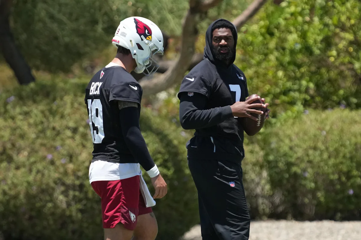 Le quart-arrière Jacoby Brissett se présente au camp obligatoire des Cardinals, même si l'avenir reste incertain