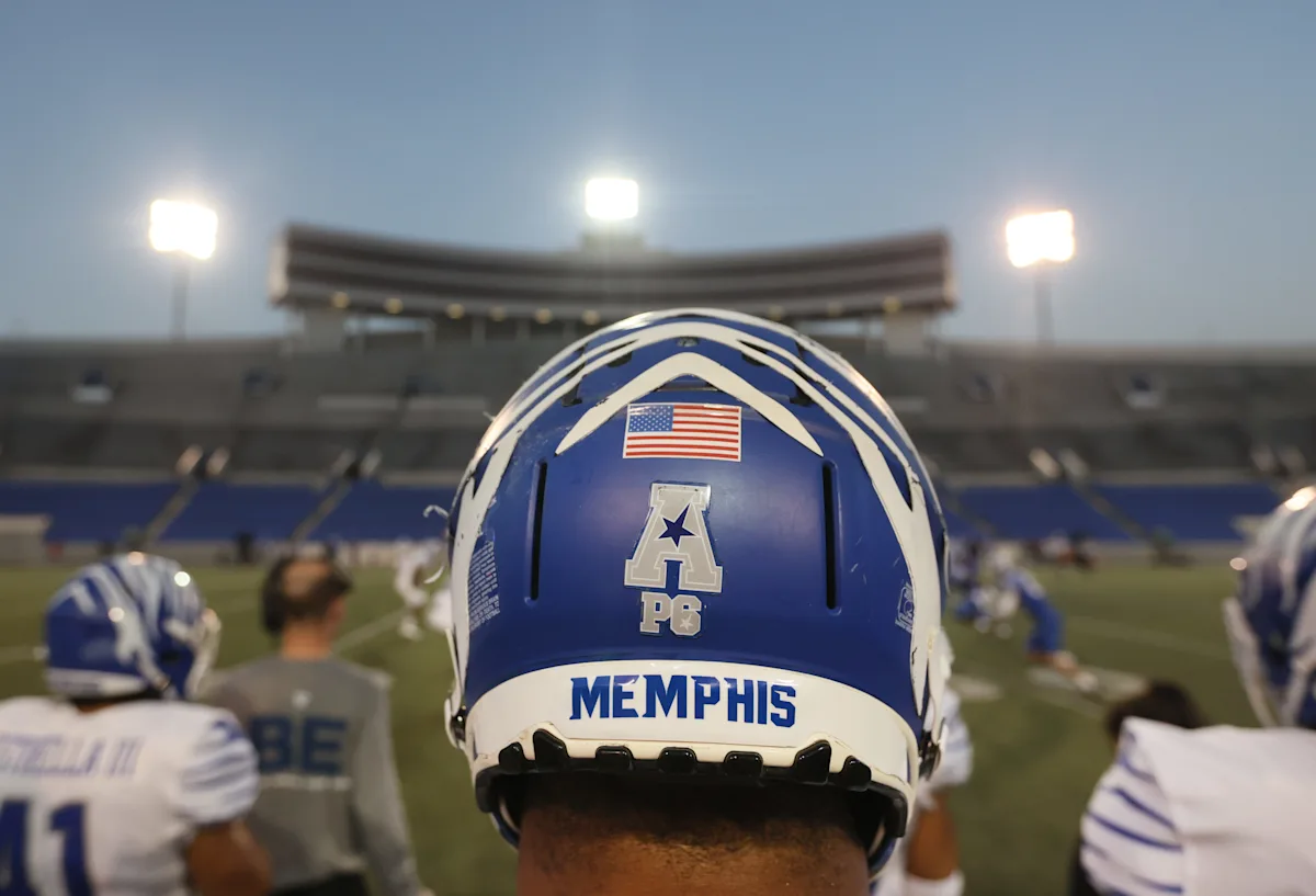 Le secondeur de Memphis Central, Joshua Lane, s'engage dans le football des Tigers Charles Huff