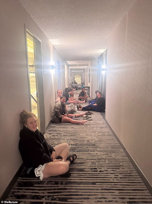 L'équipe des Wallaroos se réfugie dans le couloir d'un hôtel au Kansas alors qu'une tornade s'abat sur la région pendant la nuit.