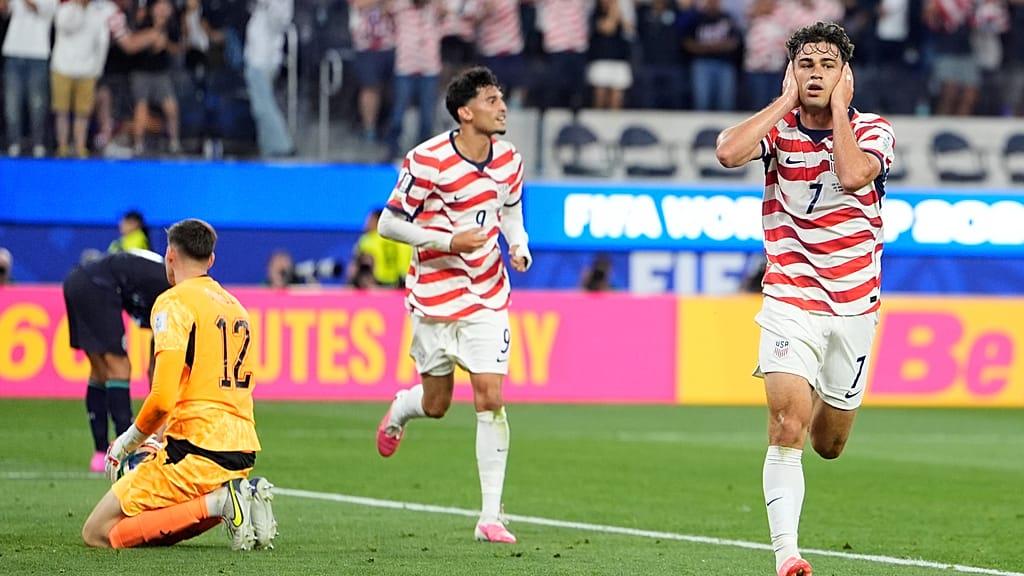 Les États-Unis réalisent un début de campagne impressionnant pour la Coupe du monde devant des stars hollywoodiennes