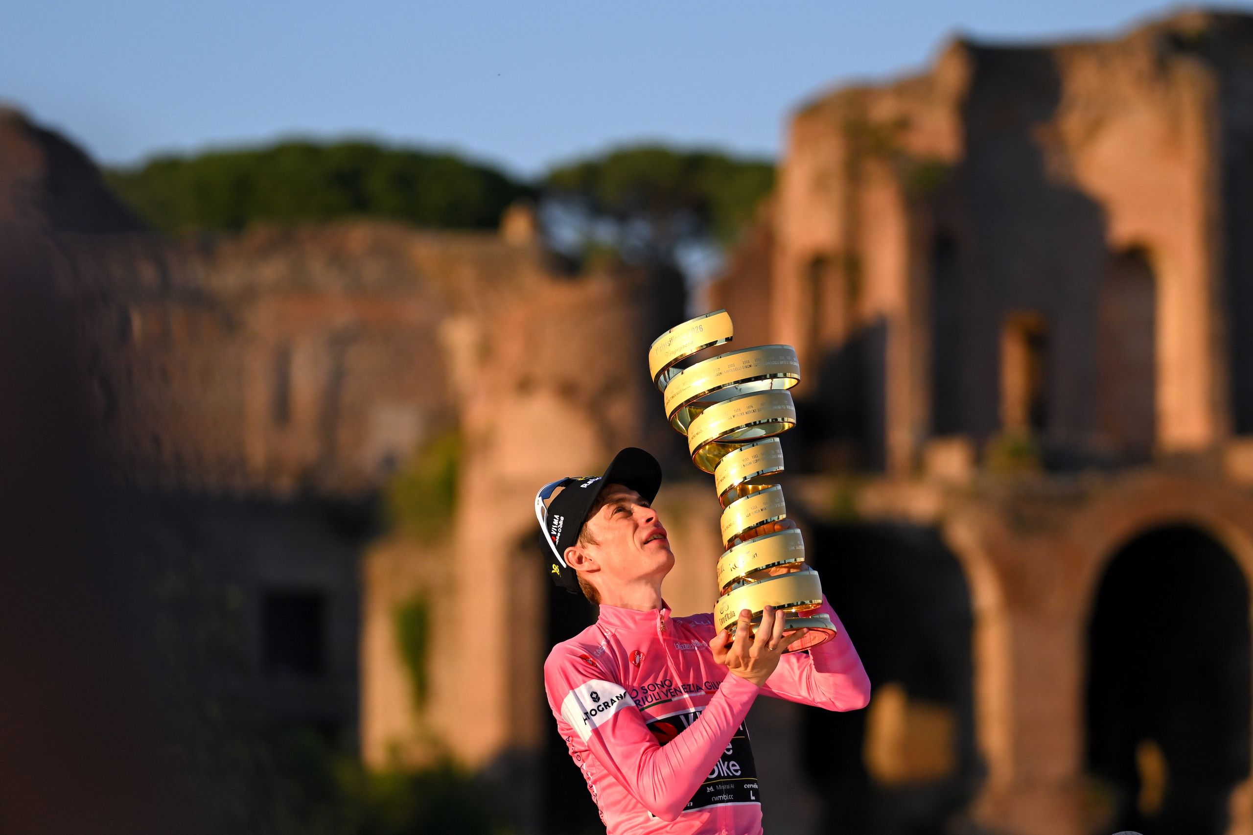 Les coureurs vainqueurs des trois Grands Tours