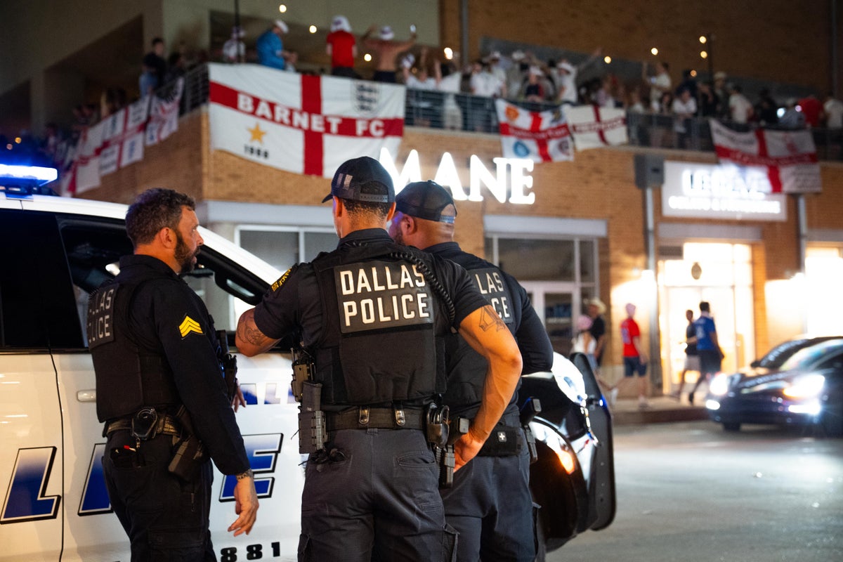Les supporters anglais ignorent les appels de la police à quitter le pub de Dallas après avoir bu 5 000 bières