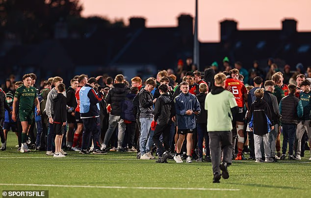 Buzz : les supporters courent sur le terrain de Galway pour féliciter les joueurs