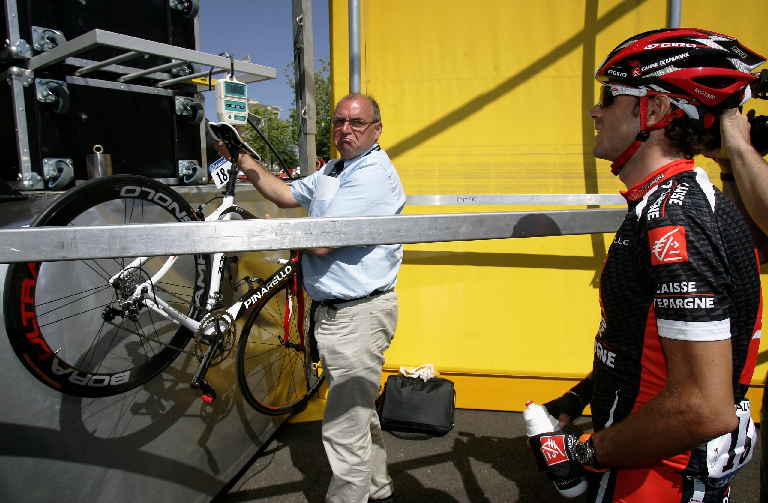 "Maintenant, tout le monde sait que ces vélos sont très légers. C'est dommage que l'athlète ait dû payer si cher pour cela" : un mécanicien infiltré lors de cette disqualification féminine du Giro d'Italia