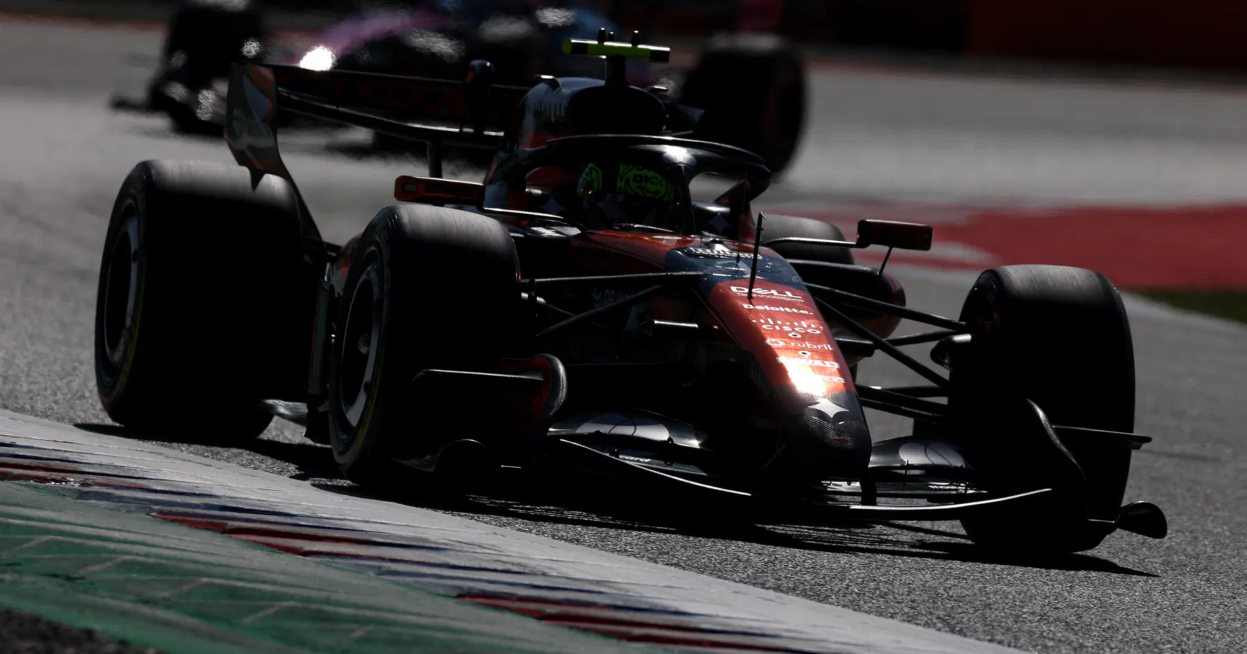 McLaren a du mal avec un rythme résurgent lors des FP2 de Barcelone alors que Lewis Hamilton a du mal
