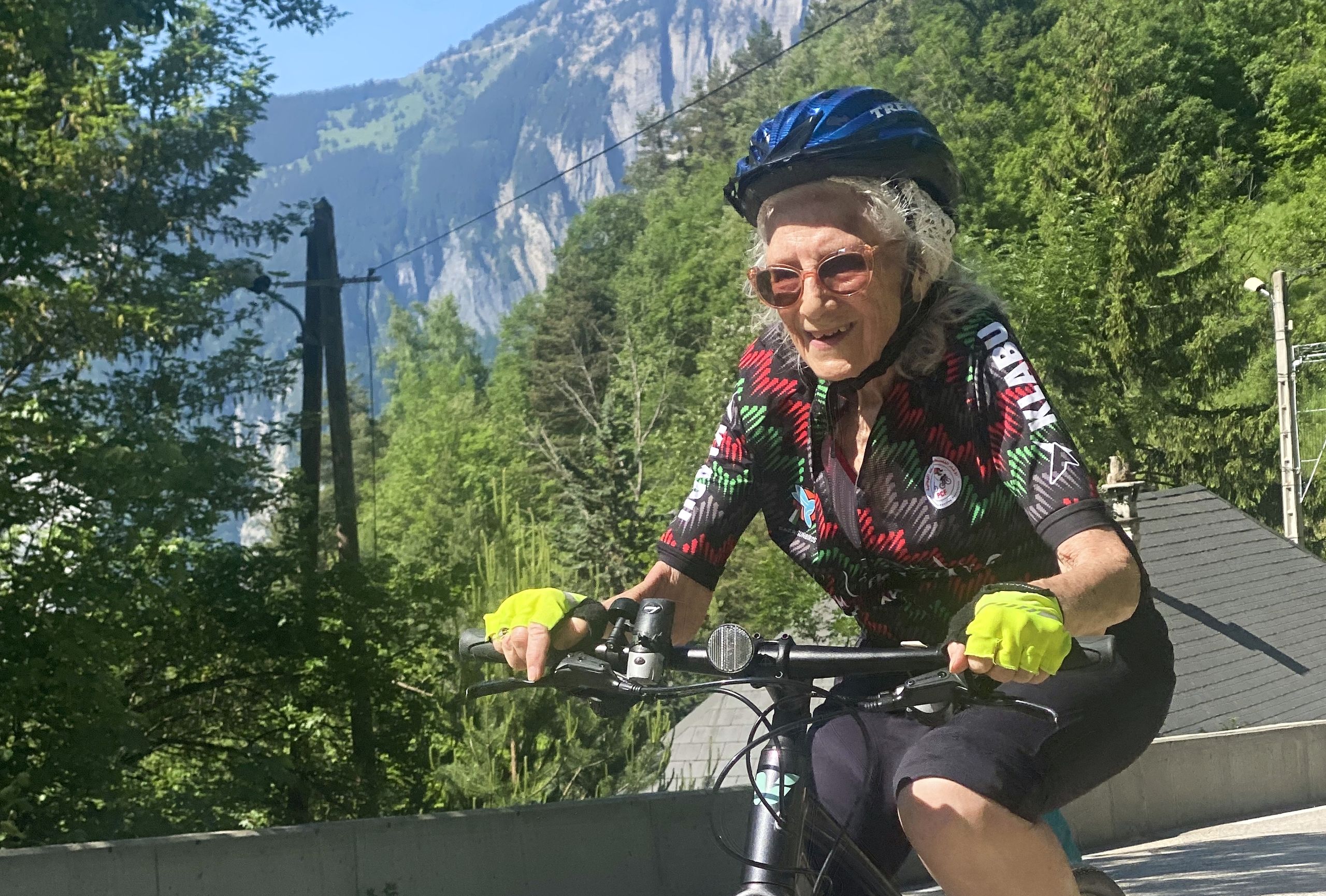 "Mes amis me prennent pour un fou" : un homme de 84 ans gravit l'Alpe d'Huez pour une œuvre caritative
