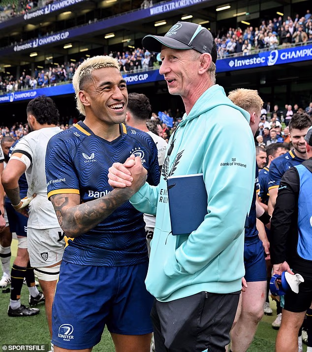 Soulagement : Leo Cullen fait la fête avec Rieko Ioane après la victoire serrée contre Toulon à Dublin