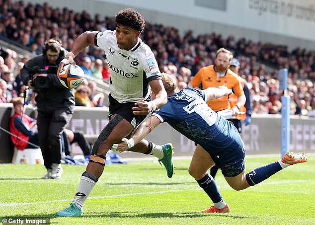 L'ailier de Sarries, Noah Caluori, passe au-dessus pour le deuxième de ses cinq essais lors du 85-19.