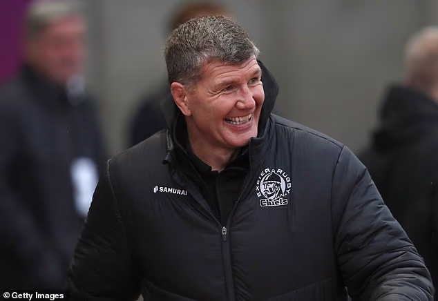 "Nous allons faire exploser tout ce que nous avons réalisé jusqu'à présent" : le patron d'Exeter, ROB BAXTER, est "accro" sur les raisons pour lesquelles il a signé un nouvel accord avec les Chiefs, comment son équipe s'attaquera à Sarries, à l'injection de liquidités américaine du club et pourquoi le rugby, c'est comme traire un troupeau de vaches.
