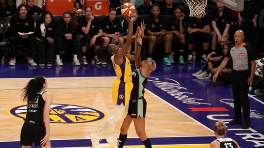 Ogwumike le remporte pour Sparks au buzzer lors du match du 30e anniversaire de la saison contre Liberty