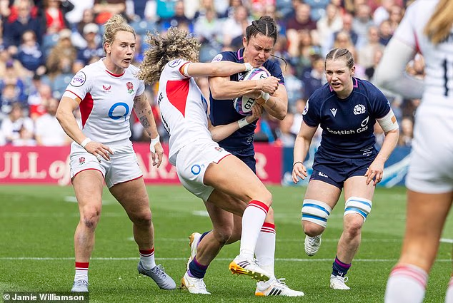 Rhona Lloyd, en Écosse, est attaquée par le centre anglais Ellie Kildunne