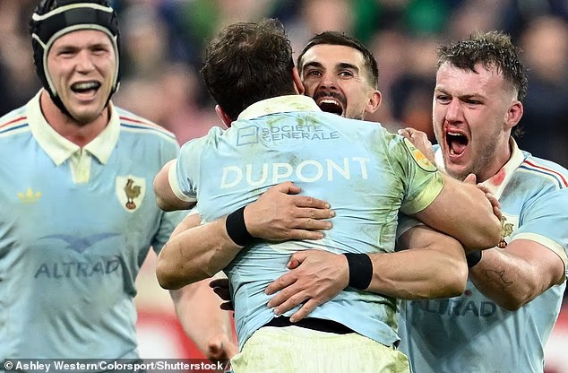 Ramos est embrassé par Dupont après avoir remporté les Six Nations avec le dernier but du match de la France contre l'Angleterre.