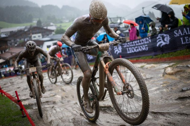 Pluie et boue glissante : les courses sur courte piste de Leogang