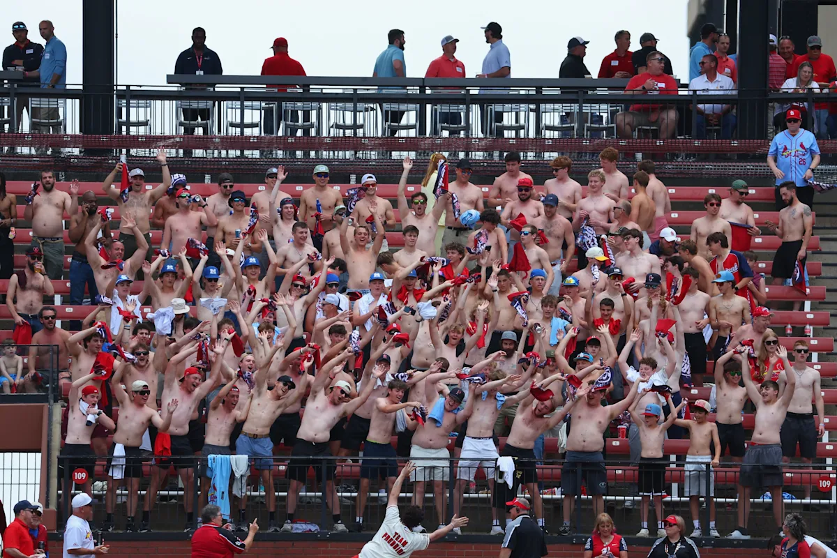 Pourquoi la « toile est-elle couverte » dans les College World Series ? Explication d'Ole Miss torse nu, fans de l'UNC