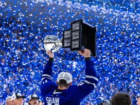 Le capitaine des Marlies de Toronto, Logan Shaw, soulève la Coupe Calder